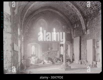 La grande salle souterraine du prieuré de Graville au Havre apparaît dans une gravure sur gélatine argentée de 1939 de Marcel Maillard, documentant un espace intérieur dans le complexe du prieuré en Seine-maritime, France. Banque D'Images