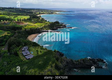 Une vue aérienne de la magnifique côte de Maui avec ses eaux bleu Azur, ses plages de sable, sa végétation luxuriante et ses falaises spectaculaires. L'image capture l'utilisateur Banque D'Images