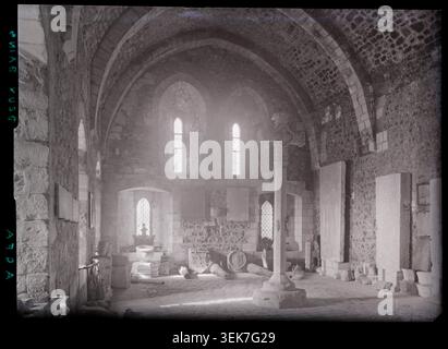 Une photographie de presse relate la grande salle souterraine du Prieuré de Graville au Havre en 1939. L'intérieur du complexe religieux apparaît comme une étude architecturale d'un site historique en Seine-maritime, France. Banque D'Images