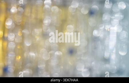 Lumières floues abstraites : effet bokeh dans des teintes bleues et jaunes douces Banque D'Images