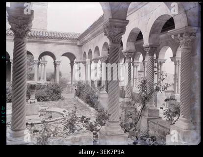 En 1951, Marcel Maillard photographie la galerie sud du cloître de la Roseraie de Fabron à Nice, dans les Alpes-Maritimes, en retraçant la structure architecturale et la disposition spatiale de la galerie au sein du site. Banque D'Images