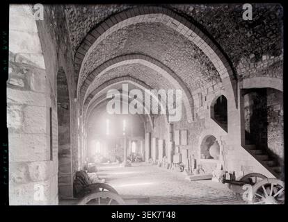 Une photographie de presse relate la grande salle souterraine du Prieuré de Graville au Havre en 1939. L'intérieur du complexe religieux apparaît comme une étude architecturale d'un site historique en Seine-maritime, France. Banque D'Images