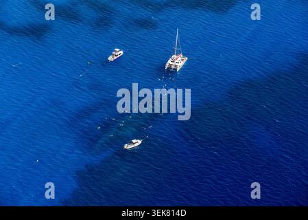 Une photographie aérienne en grand angle capturant la silhouette sous-marine du naufrage de l'USS Kittiwake coulé au large de Seven Mile Beach, Grand Cayman Banque D'Images