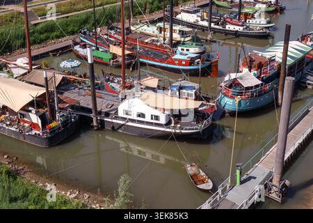 Péniches et péniches historiques amarrées à Lindenberghaven Nijmegen Banque D'Images