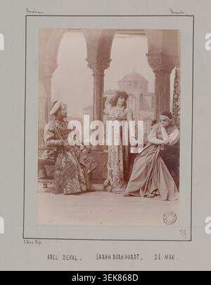 Abel Deval, Sarah Bernhardt et By Max apparaissent dans une estampe en gélatine argentée datée du 3 novembre 1894 pour la production Gismonda du Théâtre de la Renaissance. Les interprètes sont identifiés dans les rôles de Zaccaria, Gismonda et Sophron dans une scène théâtrale à Paris. Banque D'Images
