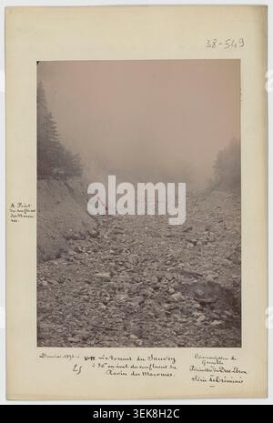 Une photographie monochrome réalisée en 1892 par Ernest Douvier montre le cours inférieur du torrent Sauvey, à 50 mètres en dessous de sa confluence avec le ravin des Maroures. Le point marqué identifie la jonction des deux cours d'eau près de Tréminis, Isère, France. Banque D'Images