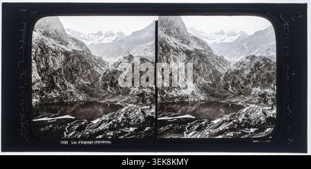 Une photographie stéréoscopique de 1860 de Ferrier père fils et Soulier enregistre le lac d'Espingo près de Bagnères-de-Luchon, en haute-Garonne. Le tirage capture le lac, les montagnes environnantes et les paysages naturels des Pyrénées françaises. Banque D'Images