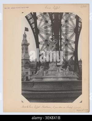 Sous la Tour Eiffel lors de l'exposition internationale de 1889 à Paris, une fontaine est située avec le pavillon brésilien à gauche, photographiée par Hippolyte Blancard au champ-de-mars, exposant des plans d'eau et l'architecture environnante. Banque D'Images