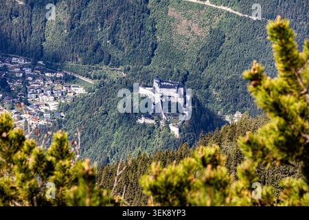 Une vue aérienne époustouflante du château de Hohenwerfen perché de façon spectaculaire sur un éperon rocheux surplombant un village pittoresque niché dans les Alpes autrichiennes. T Banque D'Images
