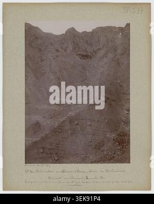 Une branche du Torrent du Pravert coule près d’un point qui a été photographié auparavant mais qui n’est plus accessible à Tréminis en Isère. Cette impression de gélatine argentée de 1897 enregistre les activités de gestion de l'eau et de restauration des terres de montagne. Banque D'Images