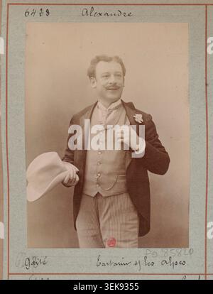 Alexandre s’est produit à Tartarin sur les Alpes au Gaîté de Paris en 1888, photographié par l’Atelier Nadar lors de séances de portraits théâtraux capturant des productions théâtrales françaises du XIXe siècle. Banque D'Images