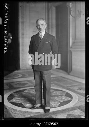 Georges Pressard apparaît sur une photographie de presse de l'Agence Rol de 1930 identifiée comme procureur général à la Cour de cassation de Paris. Le portrait en gélatine argentée monochrome documente le portrait judiciaire français pendant l'entre-deux-guerres. Banque D'Images
