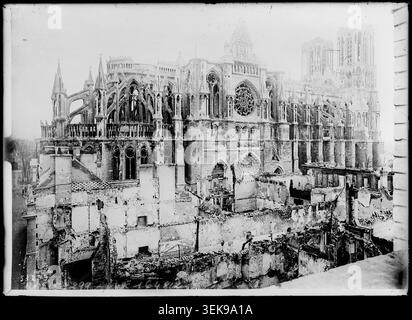 Une photographie de presse de 1919 présente une vue d'ensemble de la cathédrale notre-Dame de Reims, plaçant la cathédrale dans le contexte des trésors artistiques et documentant l'apparence du monument pendant les années qui ont suivi les dommages causés par la guerre. Banque D'Images