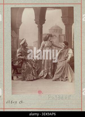 Abel Deval, de Max et Sarah Bernhardt apparaissent dans une scène théâtrale de Gismonda au théâtre Renaissance en 1894. L’Atelier Nadar a photographié les interprètes en costume dans une composition dramatique mise en scène. Banque D'Images