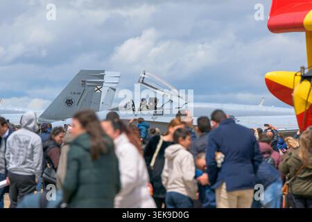 Un pilote de F/A-18 saluant après un spectacle aérien à Salamanque, en Espagne, le 10 mai 2026. Banque D'Images