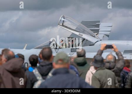 Un pilote de F/A-18 saluant après un spectacle aérien à Salamanque, en Espagne, le 10 mai 2026. Banque D'Images