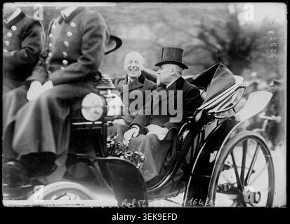 Le président Woodrow Wilson se rend à Paris le 14 décembre 1918 dans une voiture accompagnée de Raymond Poincaré, marquant une visite diplomatique officielle après la première Guerre mondiale Banque D'Images