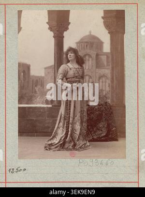 Sarah Bernhardt pose pour l’Atelier Nadar à Paris en 1894 pour capturer son portrait théâtral au cours de sa carrière scénique. Banque D'Images