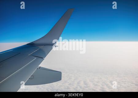 Vue aérienne de l'avion au-dessus des nuages. Banque D'Images