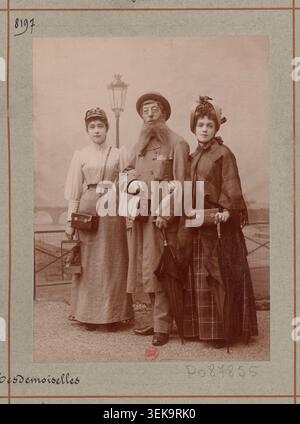 Édouard Georges et d'autres interprètes apparaissent dans une scène théâtrale au Théâtre de la Renaissance à Paris en 1890. La photographie de presse a été publiée comme tirage de démonstration par l'Atelier Nadar et documente les artistes sur scène pendant la production. Banque D'Images