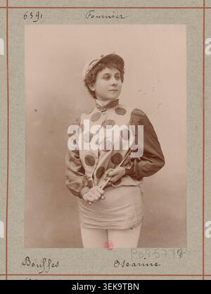 L'Atelier Nadar a réalisé un portrait monochrome de Fournier pour la production théâtrale 'Oscarine' au Théâtre des Bouffes en 1888, capturant la culture scénique parisienne du XIXe siècle à travers des photographies publicitaires formelles. Banque D'Images