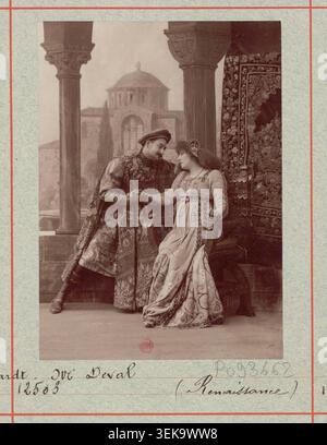 Sarah Bernhardt et Abel Deval apparaissent dans cette estampe en gélatine argentée réalisée par l’Atelier Nadar en 1894 pour la production Renaissance de Gismonda à Paris, enregistrant les célèbres artistes de scène dans un portrait formel de studio théâtral associé à la culture française de la performance de la fin de siècle. Banque D'Images