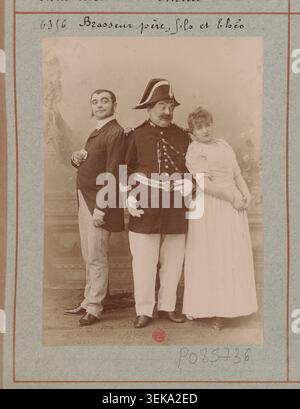 Jules Brasseur, Albert Brasseur et Louise Théo apparaissent ensemble dans une photographie monochrome associée à des scènes théâtrales du XIXe siècle. L'image fixe conserve les portraits de studio liés à des interprètes actifs sur la scène française pendant la période. Banque D'Images