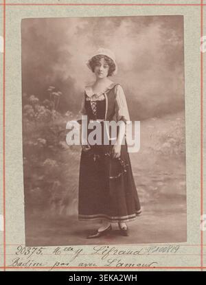 Yvonne Lifraude apparaît dans un portrait argenté en gélatine associé à on ne badine pas avec l'amour, une comédie en trois actes d'Alfred de Musset présentée à la Comédie-française de Paris le 11 décembre 1910. Le portrait appartient à une série de portraits de théâtre. Banque D'Images