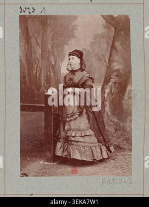 L’Atelier Nadar photographie George Sand en 1875 à Paris, réalisant un portrait d’atelier pour enregistrer son apparition dans les cercles littéraires de l’époque. Banque D'Images