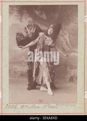 Léa Piron apparaît avec M. Précheur habillé en ours dans le miracle à l'Opéra Garnier à Paris le 30 décembre 1910, dans le drame lyrique en cinq actes mis en scène par Paul Stuart. La photographie de presse enregistre un portrait théâtral mettant en vedette des costumes dans une production d'opéra parisien. Banque D'Images