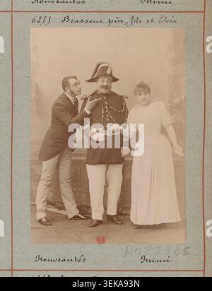 Brasseur père, brasseur fils et Théo apparaissent dans la production théâtrale Mimi au Théâtre de la Gaîté à Paris, en 1888. La photographie de l'Atelier Nadar a été réalisée comme démonstration promotionnelle capturant les acteurs en costume. Banque D'Images