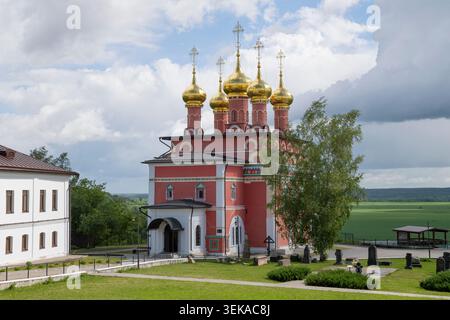 L'ancienne cathédrale de la Transfiguration du Seigneur (construite entre 1686 et 1719) dans le monastère du Sauveur-Transfiguration un jour de mai. Belyov Banque D'Images