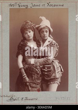 Des interprètes apparaissent dans un portrait théâtral collectif pour l'opéra-comique en trois actes le droit d'aînesse au Théâtre des Nouveautés à Paris le 27 janvier 1883. La photographie de presse enregistre l'ensemble de scène pendant la production. Banque D'Images
