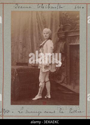 Jeanne Thibault joue dans l'opérette le mariage avant la lettre au Théâtre des Bouffes-Parisiens en 1888. La photographie est un tirage de démonstration tiré de l’album de référence de l’Atelier Nadar, capturant sa présence sur scène en costume. Banque D'Images