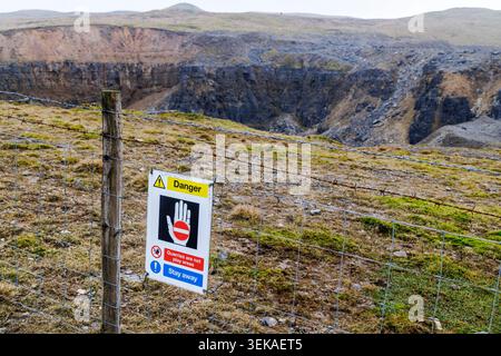 Danger ne pas entrer signe sur une clôture autour d'une carrière, Cwar yr Ystrad, pays de Galles, Royaume-Uni Banque D'Images