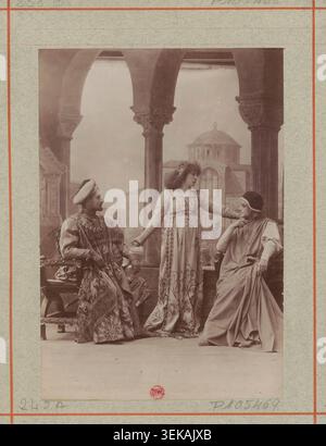 Sarah Bernhardt, Abel Deval et de Max apparaissent dans un portrait photographique de l’Atelier Nadar daté de 1894. L'image montre des interprètes du drame Gismonda au Théâtre de la Renaissance à Paris. Banque D'Images