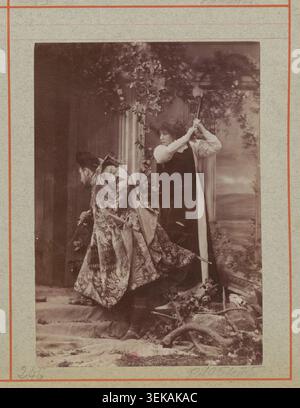 Sarah Bernhardt et Abel Deval apparaissent ensemble dans un tirage de démonstration photographié par l’Atelier Nadar en 1894. La photographie monochrome enregistre une scène théâtrale du drame en quatre actes Gismonda joué au Théâtre de la Renaissance à Paris. Banque D'Images