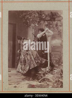 Une photographie de presse de 1894 montre Sarah Bernhardt et Abel Deval dans une scène théâtrale de Gismonda, un drame en quatre actes de Victorien Sardou présenté au Théâtre de la Renaissance à Paris. Les artistes apparaissent ensemble dans un cadre de production par étapes. Banque D'Images