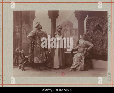 Sarah Bernhardt, de Max et Abel Deval apparaissent dans une scène de Gismonda de Victorien Sardou au Théâtre de la Renaissance à Paris en 1894. Cette photographie de presse enregistre les membres du casting en costume pendant la production scénique. Banque D'Images