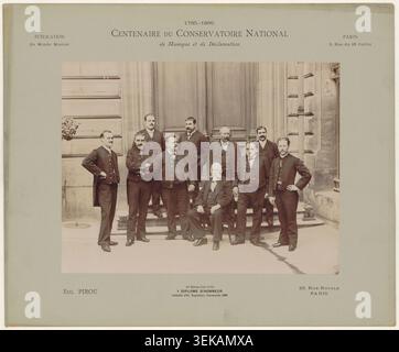 Les membres du personnel, y compris les huissiers et le personnel de service, du Conservatoire national de musique et de déclamation de Paris sont organisés pour un portrait de groupe en 1895 lors de la célébration du centenaire. Banque D'Images