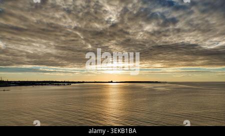 Coucher de soleil spectaculaire sur la côte de la mer Baltique près de Tallinn Estonie vue aérienne Banque D'Images