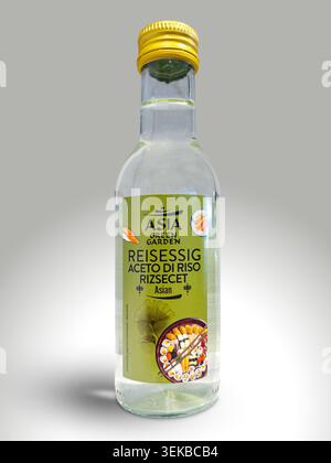 Italie - 1er avril 2026 : une bouteille de vinaigre de riz Asia Green Garden, un assaisonnement pour la préparation du riz à sushi. Banque D'Images