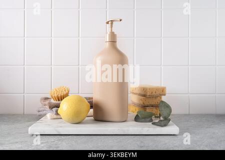 Composition nettoyante écologique avec des outils et du citron sur des carreaux blancs Banque D'Images