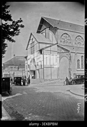 L'église Saint-Léon se dresse sur la place du Cardinal-Amette à Paris le 14 mai 1926. La photographie de presse monochrome enregistre le bâtiment de l'église dans le 15ème arrondissement et documente sa présence architecturale sur la place environnante. Banque D'Images