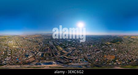 Vue panoramique à 360° de Un panorama aérien complet à 360 degrés au-dessus de la ville de Bichkek au Kirghizistan par une journée claire et ensoleillée. Août 2024.