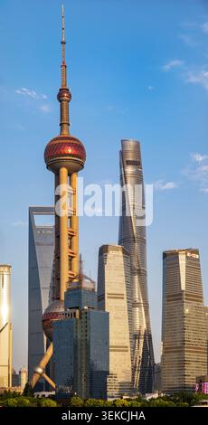 Shanghai, Chine - 19 mai 2025 Lujiazui quartier financier de Pudong, gratte-ciel et l'emblématique Oriental Pearl Tower, Shanghai Tower, Shanghai World F Banque D'Images