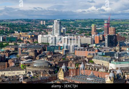 Centre-ville de Leeds, West Yorkshire, vue aérienne montrant la ligne d'horizon urbaine, les bâtiments commerciaux et les rues du nord de l'Angleterre Banque D'Images