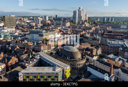 Centre-ville de Leeds, West Yorkshire, vue aérienne montrant la ligne d'horizon urbaine, les bâtiments commerciaux et les rues du nord de l'Angleterre Banque D'Images