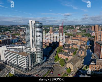 Vue aérienne du centre-ville de Leeds dans le West Yorkshire, montrant des bureaux modernes, des routes et un développement urbain dense. Banque D'Images