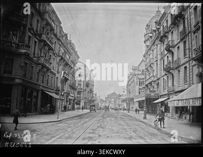 En 1928, l'Agence Rol photographie le boulevard Sadi Carnot à Belfort, montrant la rue urbaine principale et les bâtiments environnants dans le développement de l'entre-deux-guerres de la ville. Banque D'Images